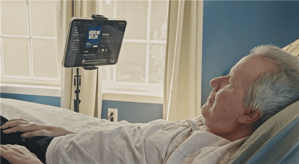 苹果脑控实机视频首曝 渐冻症患者意念操控iPad 